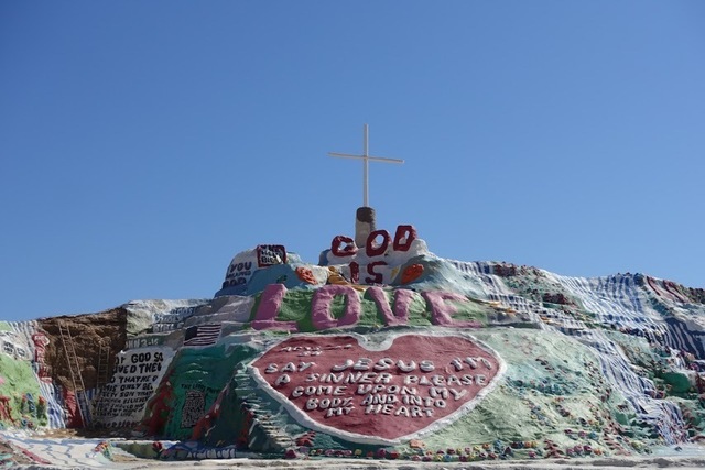 Salvation Mountain サルベーション マウンテン California Love